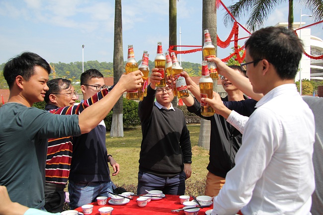 歡聚一堂，把酒言歡